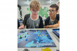 Saem telas, entram tabuleiros: restrição a celulares nas escolas do Paraná revela novos interesses