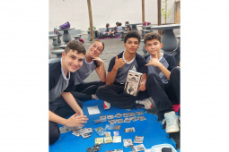 Saem telas, entram tabuleiros: restrição a celulares nas escolas do Paraná revela novos interesses