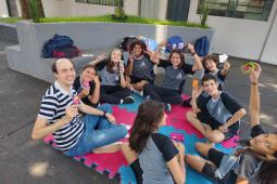 Saem telas, entram tabuleiros: restrição a celulares nas escolas do Paraná revela novos interesses