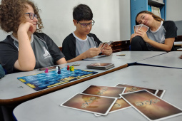 Saem telas, entram tabuleiros: restrição a celulares nas escolas do Paraná revela novos interesses