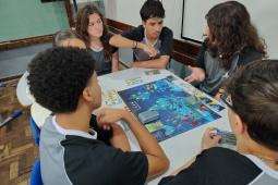 Saem telas, entram tabuleiros: restrição a celulares nas escolas do Paraná revela novos interesses