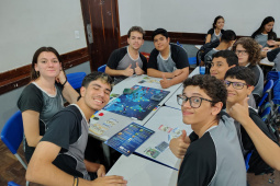 Saem telas, entram tabuleiros: restrição a celulares nas escolas do Paraná revela novos interesses