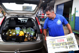  Grande parte da comida é preparada com os produtos do Banco de Alimentos. “Percebemos que até o desenvolvimento das crianças melhorou desde que nos cadastramos no programa. Muitas vão para o projeto por causa das refeições. Elas saem de lá almoçadas ou comem uma sopa no fim do dia”, explica o coordenador Adriano Ribas. Foto: Gilson Abreu/ANPr