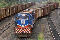 A Ferroeste (Estrada de Ferro Paraná Oeste S.A.) faturou R$ 9 milhões nos três primeiros meses de 2019, melhor resultado de um primeiro trimestre de sua história. Nesse período passaram pelos 250 quilômetros do trecho entre Cascavel e Guarapuava 308.137 toneladas de produtos, sendo 205.086 de granéis – pela primeira vez esse trimestre, que contempla a colheita da safra de soja, alcança a marca de pelo menos 200 mil toneladas.  -  Guarapuava, 04/04/2019  -  Foto: Jaelson Lucas/ANPr