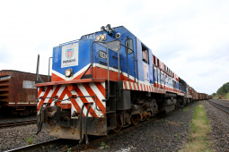 A Ferroeste (Estrada de Ferro Paraná Oeste S.A.) faturou R$ 9 milhões nos três primeiros meses de 2019, melhor resultado de um primeiro trimestre de sua história. Nesse período passaram pelos 250 quilômetros do trecho entre Cascavel e Guarapuava 308.137 toneladas de produtos, sendo 205.086 de granéis – pela primeira vez esse trimestre, que contempla a colheita da safra de soja, alcança a marca de pelo menos 200 mil toneladas.  -  Guarapuava, 04/04/2019  -  Foto: Jaelson Lucas/ANPr