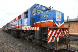 A Ferroeste (Estrada de Ferro Paraná Oeste S.A.) faturou R$ 9 milhões nos três primeiros meses de 2019, melhor resultado de um primeiro trimestre de sua história. Nesse período passaram pelos 250 quilômetros do trecho entre Cascavel e Guarapuava 308.137 toneladas de produtos, sendo 205.086 de granéis – pela primeira vez esse trimestre, que contempla a colheita da safra de soja, alcança a marca de pelo menos 200 mil toneladas.  -  Guarapuava, 04/04/2019  -  Foto: Jaelson Lucas/ANPr