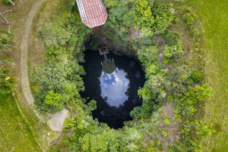  O governador Carlos Massa Ratinho Junior assinou nesta quarta-feira (19) o contrato de concessão de áreas do Parque Estadual Vila Velha, em Ponta Grossa, nos Campos Gerais, para a empresa Eco Parques do Brasil S/A. A empresa vai investir em serviços de apoio à visitação, turismo sustentável e recreação é de trinta anos. Foto: José Fernando Ogura/AEN