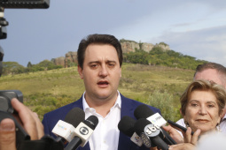  O governador Carlos Massa Ratinho Junior assinou nesta quarta-feira (19) o contrato de concessão de áreas do Parque Estadual Vila Velha, em Ponta Grossa, nos Campos Gerais, para a empresa Eco Parques do Brasil S/A. A empresa vai investir em serviços de apoio à visitação, turismo sustentável e recreação é de trinta anos. Foto: Gilson Abreu/AEN