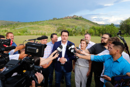 O governador Carlos Massa Ratinho Junior assinou nesta quarta-feira (19) o contrato de concessão de áreas do Parque Estadual Vila Velha, em Ponta Grossa, nos Campos Gerais, para a empresa Eco Parques do Brasil S/A. 