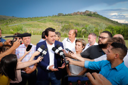 O governador Carlos Massa Ratinho Junior assinou nesta quarta-feira (19) o contrato de concessão de áreas do Parque Estadual Vila Velha, em Ponta Grossa, nos Campos Gerais, para a empresa Eco Parques do Brasil S/A. 