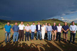 O governador Carlos Massa Ratinho Junior assinou nesta quarta-feira (19) o contrato de concessão de áreas do Parque Estadual Vila Velha, em Ponta Grossa, nos Campos Gerais, para a empresa Eco Parques do Brasil S/A. 