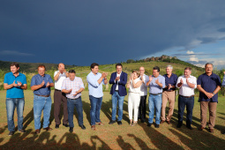 O governador Carlos Massa Ratinho Junior assinou nesta quarta-feira (19) o contrato de concessão de áreas do Parque Estadual Vila Velha, em Ponta Grossa, nos Campos Gerais, para a empresa Eco Parques do Brasil S/A. 