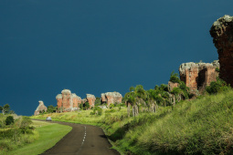 O governador Carlos Massa Ratinho Junior assinou nesta quarta-feira (19) o contrato de concessão de áreas do Parque Estadual Vila Velha, em Ponta Grossa, nos Campos Gerais, para a empresa Eco Parques do Brasil S/A. 
