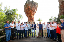 O governador Carlos Massa Ratinho Junior assinou nesta quarta-feira (19) o contrato de concessão de áreas do Parque Estadual Vila Velha, em Ponta Grossa, nos Campos Gerais, para a empresa Eco Parques do Brasil S/A. 