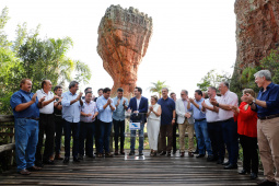 O governador Carlos Massa Ratinho Junior assinou nesta quarta-feira (19) o contrato de concessão de áreas do Parque Estadual Vila Velha, em Ponta Grossa, nos Campos Gerais, para a empresa Eco Parques do Brasil S/A. 