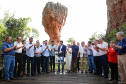 O governador Carlos Massa Ratinho Junior assinou nesta quarta-feira (19) o contrato de concessão de áreas do Parque Estadual Vila Velha, em Ponta Grossa, nos Campos Gerais, para a empresa Eco Parques do Brasil S/A. 