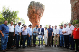 O governador Carlos Massa Ratinho Junior assinou nesta quarta-feira (19) o contrato de concessão de áreas do Parque Estadual Vila Velha, em Ponta Grossa, nos Campos Gerais, para a empresa Eco Parques do Brasil S/A. 