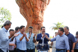 O governador Carlos Massa Ratinho Junior assinou nesta quarta-feira (19) o contrato de concessão de áreas do Parque Estadual Vila Velha, em Ponta Grossa, nos Campos Gerais, para a empresa Eco Parques do Brasil S/A. 