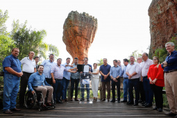 O governador Carlos Massa Ratinho Junior assinou nesta quarta-feira (19) o contrato de concessão de áreas do Parque Estadual Vila Velha, em Ponta Grossa, nos Campos Gerais, para a empresa Eco Parques do Brasil S/A. 