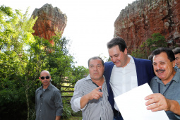 O governador Carlos Massa Ratinho Junior assinou nesta quarta-feira (19) o contrato de concessão de áreas do Parque Estadual Vila Velha, em Ponta Grossa, nos Campos Gerais, para a empresa Eco Parques do Brasil S/A. 
