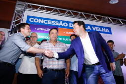 O governador Carlos Massa Ratinho Junior assinou nesta quarta-feira (19) o contrato de concessão de áreas do Parque Estadual Vila Velha, em Ponta Grossa, nos Campos Gerais, para a empresa Eco Parques do Brasil S/A. 
