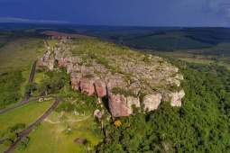  O governador Carlos Massa Ratinho Junior assinou nesta quarta-feira (19) o contrato de concessão de áreas do Parque Estadual Vila Velha, em Ponta Grossa, nos Campos Gerais, para a empresa Eco Parques do Brasil S/A. A empresa vai investir em serviços de apoio à visitação, turismo sustentável e recreação é de trinta anos. Foto: José Fernando Ogura/AEN