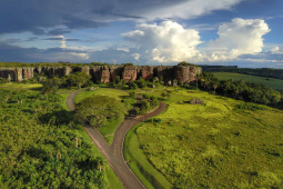  O governador Carlos Massa Ratinho Junior assinou nesta quarta-feira (19) o contrato de concessão de áreas do Parque Estadual Vila Velha, em Ponta Grossa, nos Campos Gerais, para a empresa Eco Parques do Brasil S/A. A empresa vai investir em serviços de apoio à visitação, turismo sustentável e recreação é de trinta anos. Foto: José Fernando Ogura/AEN