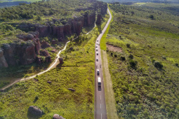  O governador Carlos Massa Ratinho Junior assinou nesta quarta-feira (19) o contrato de concessão de áreas do Parque Estadual Vila Velha, em Ponta Grossa, nos Campos Gerais, para a empresa Eco Parques do Brasil S/A. A empresa vai investir em serviços de apoio à visitação, turismo sustentável e recreação é de trinta anos. Foto: José Fernando Ogura/AEN