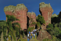  O governador Carlos Massa Ratinho Junior assinou nesta quarta-feira (19) o contrato de concessão de áreas do Parque Estadual Vila Velha, em Ponta Grossa, nos Campos Gerais, para a empresa Eco Parques do Brasil S/A. A empresa vai investir em serviços de apoio à visitação, turismo sustentável e recreação é de trinta anos. Foto: José Fernando Ogura/AEN