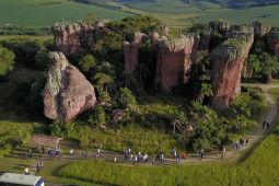  O governador Carlos Massa Ratinho Junior assinou nesta quarta-feira (19) o contrato de concessão de áreas do Parque Estadual Vila Velha, em Ponta Grossa, nos Campos Gerais, para a empresa Eco Parques do Brasil S/A. A empresa vai investir em serviços de apoio à visitação, turismo sustentável e recreação é de trinta anos. Foto: José Fernando Ogura/AEN