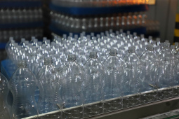 A força-tarefa para disponibilizar o produto que é essencial para a higienização das mãos e superfícies, inibindo a disseminação do novo coronavírus, envolve o Grupo Petrópolis, que forneceu 10 mil litros de álcool 92,8%, e a Hugo Cini S.A., que assumiu o trabalho de preparação e envasamento. O álcool 92,8% será diluído a 70%, teor alcoólico recomendado para o fim a que se destina, totalizando 12 mil litros de produto pronto para uso.