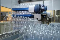 A força-tarefa para disponibilizar o produto que é essencial para a higienização das mãos e superfícies, inibindo a disseminação do novo coronavírus, envolve o Grupo Petrópolis, que forneceu 10 mil litros de álcool 92,8%, e a Hugo Cini S.A., que assumiu o trabalho de preparação e envasamento. O álcool 92,8% será diluído a 70%, teor alcoólico recomendado para o fim a que se destina, totalizando 12 mil litros de produto pronto para uso.