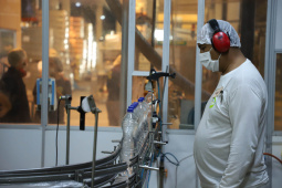 A força-tarefa para disponibilizar o produto que é essencial para a higienização das mãos e superfícies, inibindo a disseminação do novo coronavírus, envolve o Grupo Petrópolis, que forneceu 10 mil litros de álcool 92,8%, e a Hugo Cini S.A., que assumiu o trabalho de preparação e envasamento. O álcool 92,8% será diluído a 70%, teor alcoólico recomendado para o fim a que se destina, totalizando 12 mil litros de produto pronto para uso.