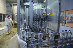 A força-tarefa para disponibilizar o produto que é essencial para a higienização das mãos e superfícies, inibindo a disseminação do novo coronavírus, envolve o Grupo Petrópolis, que forneceu 10 mil litros de álcool 92,8%, e a Hugo Cini S.A., que assumiu o trabalho de preparação e envasamento. O álcool 92,8% será diluído a 70%, teor alcoólico recomendado para o fim a que se destina, totalizando 12 mil litros de produto pronto para uso.