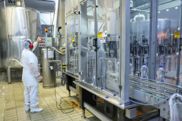 A força-tarefa para disponibilizar o produto que é essencial para a higienização das mãos e superfícies, inibindo a disseminação do novo coronavírus, envolve o Grupo Petrópolis, que forneceu 10 mil litros de álcool 92,8%, e a Hugo Cini S.A., que assumiu o trabalho de preparação e envasamento. O álcool 92,8% será diluído a 70%, teor alcoólico recomendado para o fim a que se destina, totalizando 12 mil litros de produto pronto para uso.