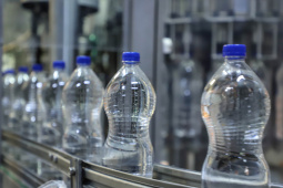 A força-tarefa para disponibilizar o produto que é essencial para a higienização das mãos e superfícies, inibindo a disseminação do novo coronavírus, envolve o Grupo Petrópolis, que forneceu 10 mil litros de álcool 92,8%, e a Hugo Cini S.A., que assumiu o trabalho de preparação e envasamento. O álcool 92,8% será diluído a 70%, teor alcoólico recomendado para o fim a que se destina, totalizando 12 mil litros de produto pronto para uso.