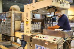 A força-tarefa para disponibilizar o produto que é essencial para a higienização das mãos e superfícies, inibindo a disseminação do novo coronavírus, envolve o Grupo Petrópolis, que forneceu 10 mil litros de álcool 92,8%, e a Hugo Cini S.A., que assumiu o trabalho de preparação e envasamento. O álcool 92,8% será diluído a 70%, teor alcoólico recomendado para o fim a que se destina, totalizando 12 mil litros de produto pronto para uso.