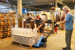 A força-tarefa para disponibilizar o produto que é essencial para a higienização das mãos e superfícies, inibindo a disseminação do novo coronavírus, envolve o Grupo Petrópolis, que forneceu 10 mil litros de álcool 92,8%, e a Hugo Cini S.A., que assumiu o trabalho de preparação e envasamento. O álcool 92,8% será diluído a 70%, teor alcoólico recomendado para o fim a que se destina, totalizando 12 mil litros de produto pronto para uso.