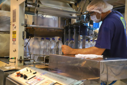 A força-tarefa para disponibilizar o produto que é essencial para a higienização das mãos e superfícies, inibindo a disseminação do novo coronavírus, envolve o Grupo Petrópolis, que forneceu 10 mil litros de álcool 92,8%, e a Hugo Cini S.A., que assumiu o trabalho de preparação e envasamento. O álcool 92,8% será diluído a 70%, teor alcoólico recomendado para o fim a que se destina, totalizando 12 mil litros de produto pronto para uso.