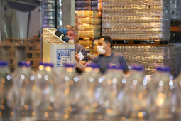 A força-tarefa para disponibilizar o produto que é essencial para a higienização das mãos e superfícies, inibindo a disseminação do novo coronavírus, envolve o Grupo Petrópolis, que forneceu 10 mil litros de álcool 92,8%, e a Hugo Cini S.A., que assumiu o trabalho de preparação e envasamento. O álcool 92,8% será diluído a 70%, teor alcoólico recomendado para o fim a que se destina, totalizando 12 mil litros de produto pronto para uso.