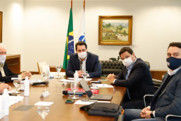 O governador Carlos Massa Ratinho Junior e o ministro de Infraestrutura, Tarcísio Gomes de Freitas, se reuniram nesta quinta-feira (2), em videoconferência, para discutir modelagem, quantidade de lotes, prazos e obras previstas do novo Anel de Integração, que será licitado em 2021. O projeto ainda está em fase de estudos e é tocado pela Empresa de Planejamento e Logística S.A (EPL), em parceria com o IFC, braço de projetos do Banco Mundial.

