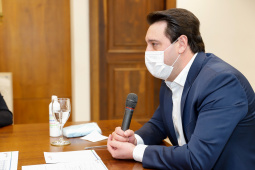 O governador Carlos Massa Ratinho Junior e o ministro de Infraestrutura, Tarcísio Gomes de Freitas, se reuniram nesta quinta-feira (2), em videoconferência, para discutir modelagem, quantidade de lotes, prazos e obras previstas do novo Anel de Integração, que será licitado em 2021. O projeto ainda está em fase de estudos e é tocado pela Empresa de Planejamento e Logística S.A (EPL), em parceria com o IFC, braço de projetos do Banco Mundial.
