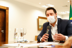 O governador Carlos Massa Ratinho Junior e o ministro de Infraestrutura, Tarcísio Gomes de Freitas, se reuniram nesta quinta-feira (2), em videoconferência, para discutir modelagem, quantidade de lotes, prazos e obras previstas do novo Anel de Integração, que será licitado em 2021. O projeto ainda está em fase de estudos e é tocado pela Empresa de Planejamento e Logística S.A (EPL), em parceria com o IFC, braço de projetos do Banco Mundial.
