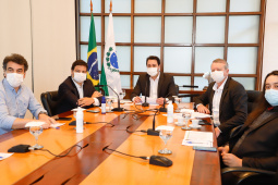 O governador Carlos Massa Ratinho Junior se reuniu por videoconferência nesta segunda-feira (20) com os 30 deputados federais que representam o Paraná em Brasília para discutir modelagem, obras e trechos previstos no novo Anel de Integração