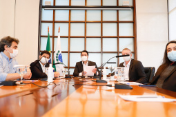 O governador Carlos Massa Ratinho Junior se reuniu por videoconferência nesta segunda-feira (20) com os 30 deputados federais que representam o Paraná em Brasília para discutir modelagem, obras e trechos previstos no novo Anel de Integração