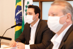 O governador Carlos Massa Ratinho Junior se reuniu por videoconferência nesta segunda-feira (20) com os 30 deputados federais que representam o Paraná em Brasília para discutir modelagem, obras e trechos previstos no novo Anel de Integração