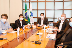 O governador Carlos Massa Ratinho Junior se reuniu por videoconferência nesta segunda-feira (20) com os 30 deputados federais que representam o Paraná em Brasília para discutir modelagem, obras e trechos previstos no novo Anel de Integração