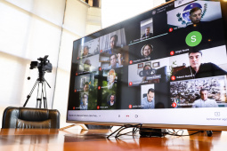 O governador Carlos Massa Ratinho Junior se reuniu por videoconferência nesta segunda-feira (20) com os 30 deputados federais que representam o Paraná em Brasília para discutir modelagem, obras e trechos previstos no novo Anel de Integração