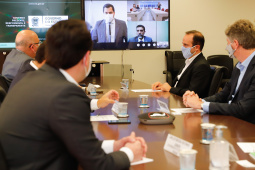 Paraná e Mato Grosso do Sul deram mais um passo para a implantação do Corredor Oeste de Exportação, um novo ramal ferroviário que vai ligar a cidade de Maracaju (MS) ao Porto de Paranaguá, ampliando a malha operada hoje pela Ferroeste (Estrada de Ferro Paraná Oeste S/A). Nesta quarta-feira (19), o governador Carlos Massa Ratinho Junior e o governador do Mato Grosso do Sul, Reinaldo Azambuja, assinaram um acordo de cooperação técnica para trabalhar de forma articulada no projeto da nova ferrovia.