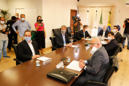 Paraná e Mato Grosso do Sul deram mais um passo para a implantação do Corredor Oeste de Exportação, um novo ramal ferroviário que vai ligar a cidade de Maracaju (MS) ao Porto de Paranaguá, ampliando a malha operada hoje pela Ferroeste (Estrada de Ferro Paraná Oeste S/A). Nesta quarta-feira (19), o governador Carlos Massa Ratinho Junior e o governador do Mato Grosso do Sul, Reinaldo Azambuja, assinaram um acordo de cooperação técnica para trabalhar de forma articulada no projeto da nova ferrovia.